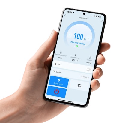 App XSALT em smartphone mostrando produção de cloro, temperatura, salinidade e controles de fluxo;